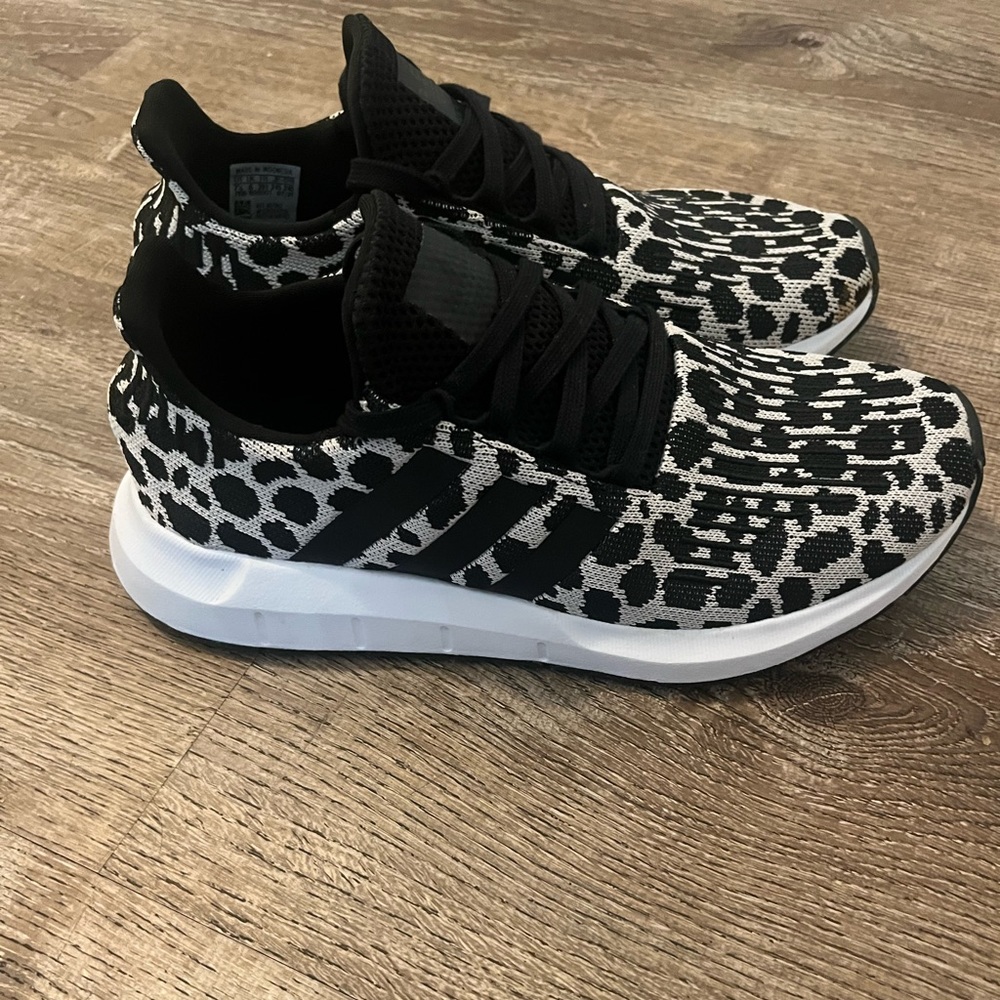 ADIDAS SWIFT RUN